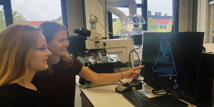 Dorte Danielsen and Lene Gammelgaard in the lab. Photo: DTU Physics.