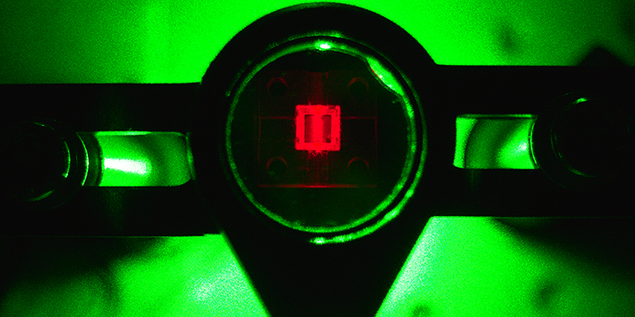 Rød fluoroscens fra en diamant, der bliver belyst med grønt laserlys, kan anvendes til at måle magnetiske felter med stor præcision. Foto: Joshua David Clement, DTU
