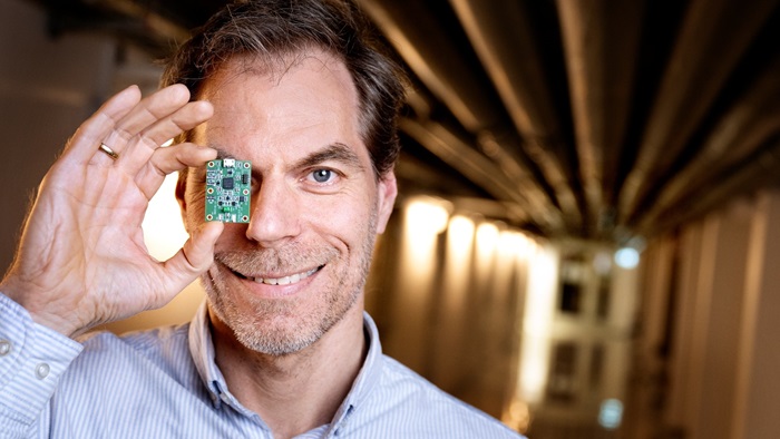Professor Ulrik Lund Andersen fra DTU viser den seneste version af en kvantemekanisk tilfældighedsgenerator, som skal ned i chipstørrelse for at kunne indgå i elektronikken på mobiltelefoner. Foto: Bax lindhardt