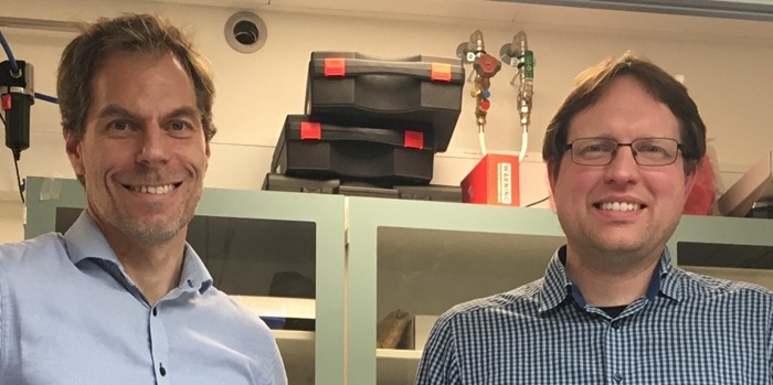 Ulrik Lund Andersen og Tobias Gehring i laboratoriet