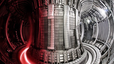 Fusionsreaktor med lysende rødt plasma