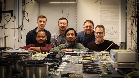 Seks mænd i deres laboratorium på DTU. Forrest står Adnan A.E. Hajomer, Nitin Jain, Ulrik L. Andersen. Bagest står Ivan Derkach, Hou-Man Chin, Tobias Gehring. 