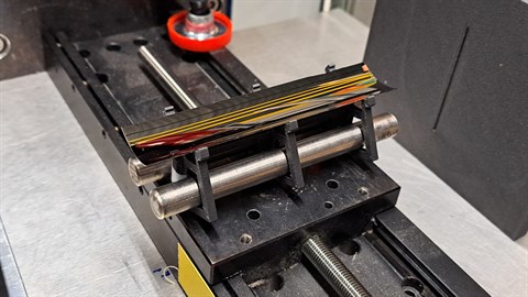 Et spejl til neutronmikroskopet er kun få nanometer tykt og ekstremt svært at fremstille. Spejlet er 10 cm langt og har en krumningsradius på to cm